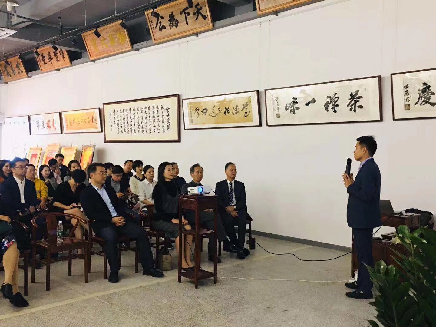 佳烁创新创意路演孵化平台为发起人聚会上海徐双喜艺术馆举办